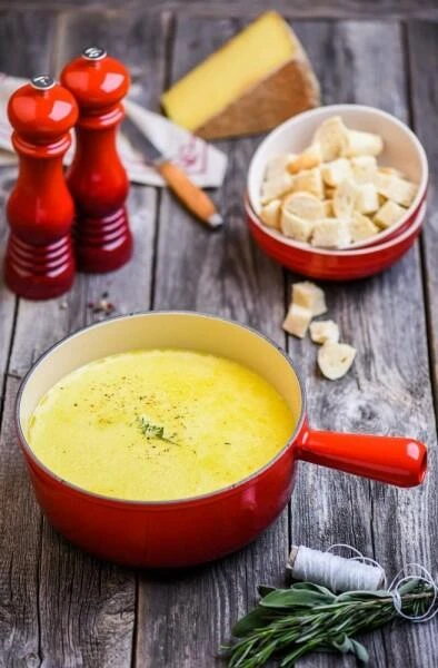 Le Creuset Caquelon Aus Gusseisen In Kirschrot 18 Cm / Ca. 1,4 Liter - Image 3