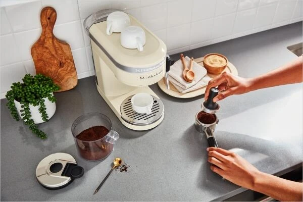 KitchenAid Halbautomatische Espressomaschine ARTISAN In Creme - Image 6