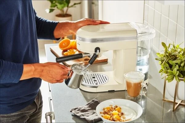 KitchenAid Halbautomatische Espressomaschine ARTISAN In Creme - Image 7