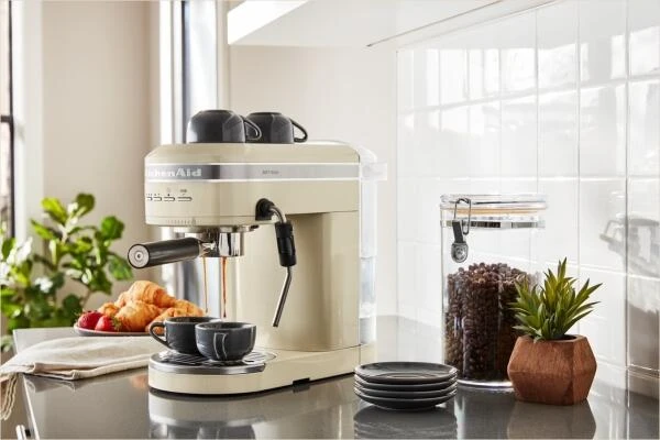 KitchenAid Halbautomatische Espressomaschine ARTISAN In Creme - Image 8