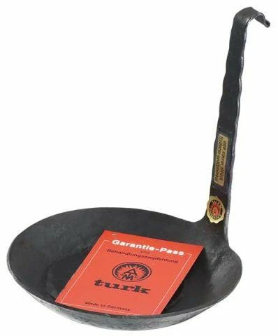 Turk Freiform Pfannen Turk Eisenservierpfanne Freiform-warmgeschmiedet Mit Vertikalem Stiel Boden: 20 Cm, Oben: 28 Cm, Rand: 4,5 Cm, 1,90 Kg